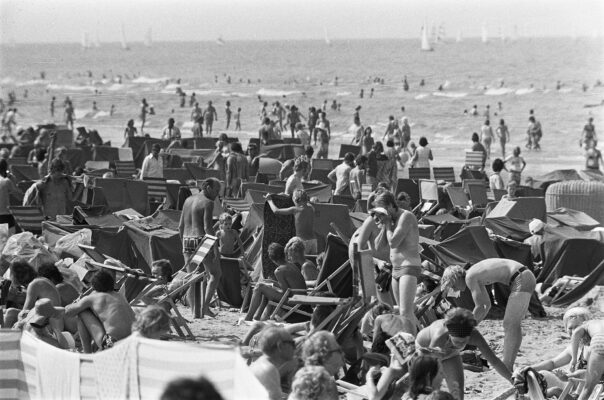 Enorme_drukte_op_het_strand_van_Zandvoort,_Bestanddeelnr_928-0918