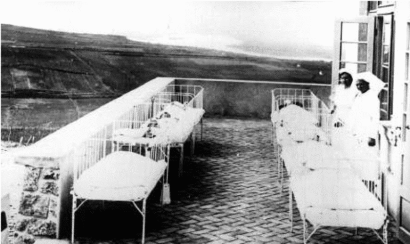 West-terrace-of-the-hospital-where-the-children-were-exposed-to-the-sun-1936-1937-Slika